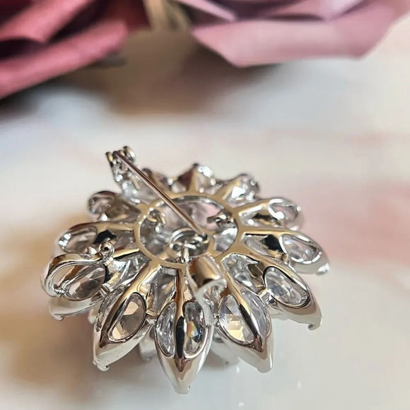 VQ Flower Brooch - Picture 4 of 6